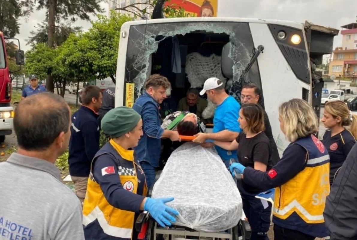 Antalyada avtobus aşdı: Çox sayda yaralı var - FOTO
